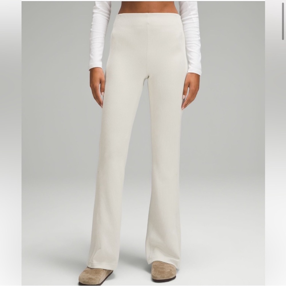 🍑NWT Lululemon Brushed Softstreme Ribbed Zip Flared
Pant 32.5" in Bone